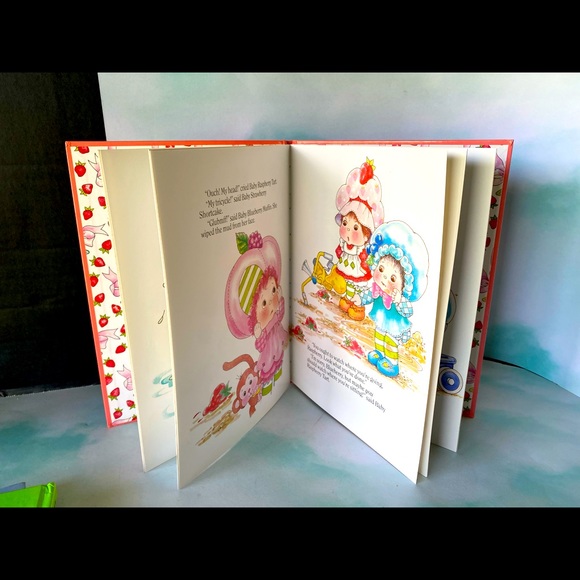 STRAWBERRY SHORTCAKE VINTAGE 80s COLLECTABLE HARDCOVER BOOK BUNDLE OF 3 - Picture 9 of 16
